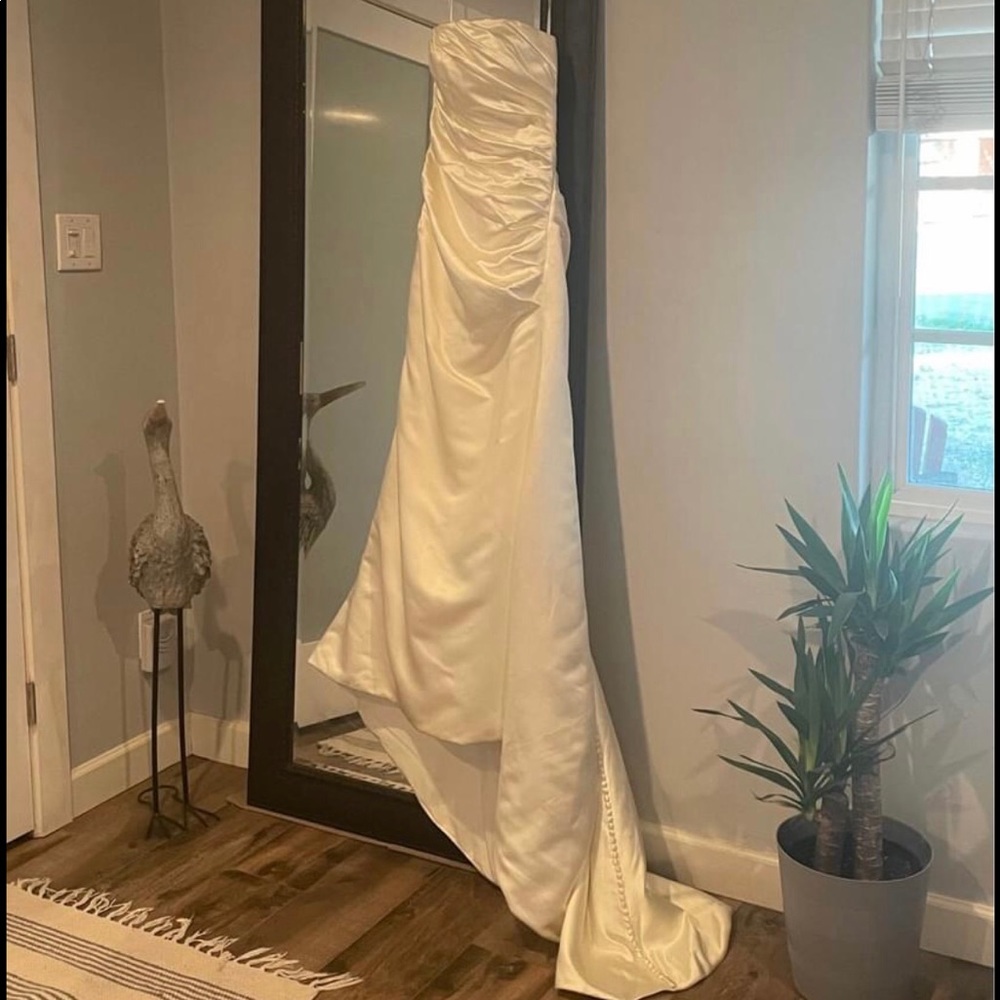 Christian Michele Shell Size 4 Wedding Dress.